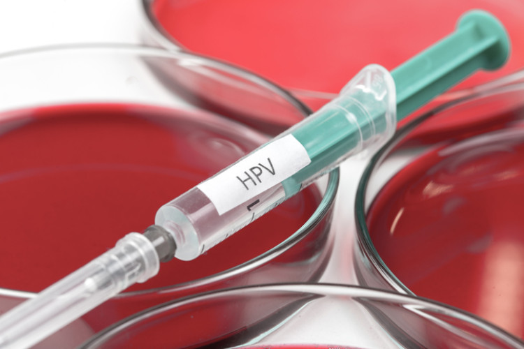 спринцовка с ваксина срещу HPV