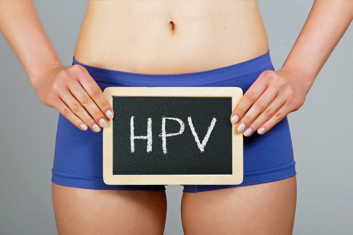 Жена държи табела с надпис HPV